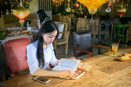 文藝學(xué)在職研究生招生人群