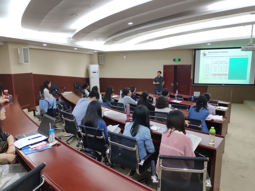 美國普渡大學劉強教授來西南大學經濟管理學院交流講學.jpg 美國普渡大學劉強教授來西南大學經濟管理學院交流講學.jpg