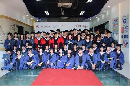 老師與畢業生合影留念