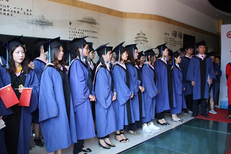 同學們等待接受學位授予
