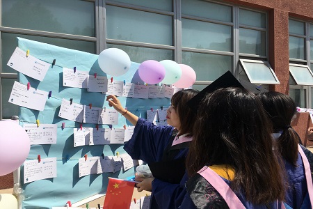 畢業生紛紛尋找屬于自己的畢業明信片