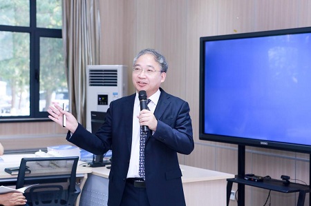 時任商學院院長兼MBA教育中心主任王瑞華