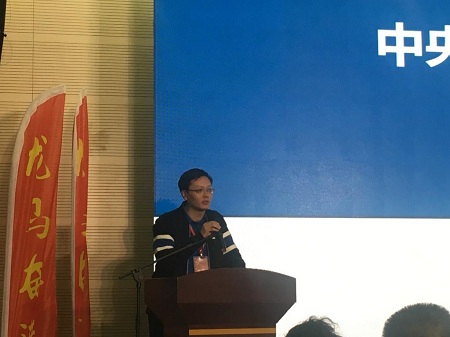 張庚會(huì)長(zhǎng)在校友代表大會(huì)暨頒獎(jiǎng)典禮上做經(jīng)驗(yàn)交流