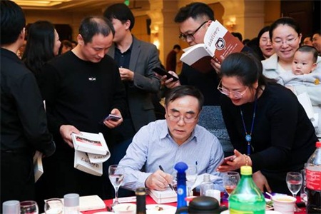 劉紀鵬院長贈送校友《法商管理學》 劉紀鵬院長贈送校友《法商管理學》