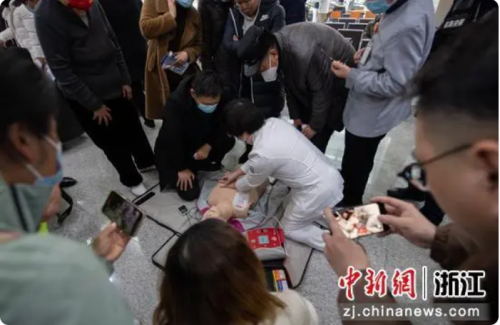 圖為參與者在現(xiàn)場學(xué)習(xí)急救技能